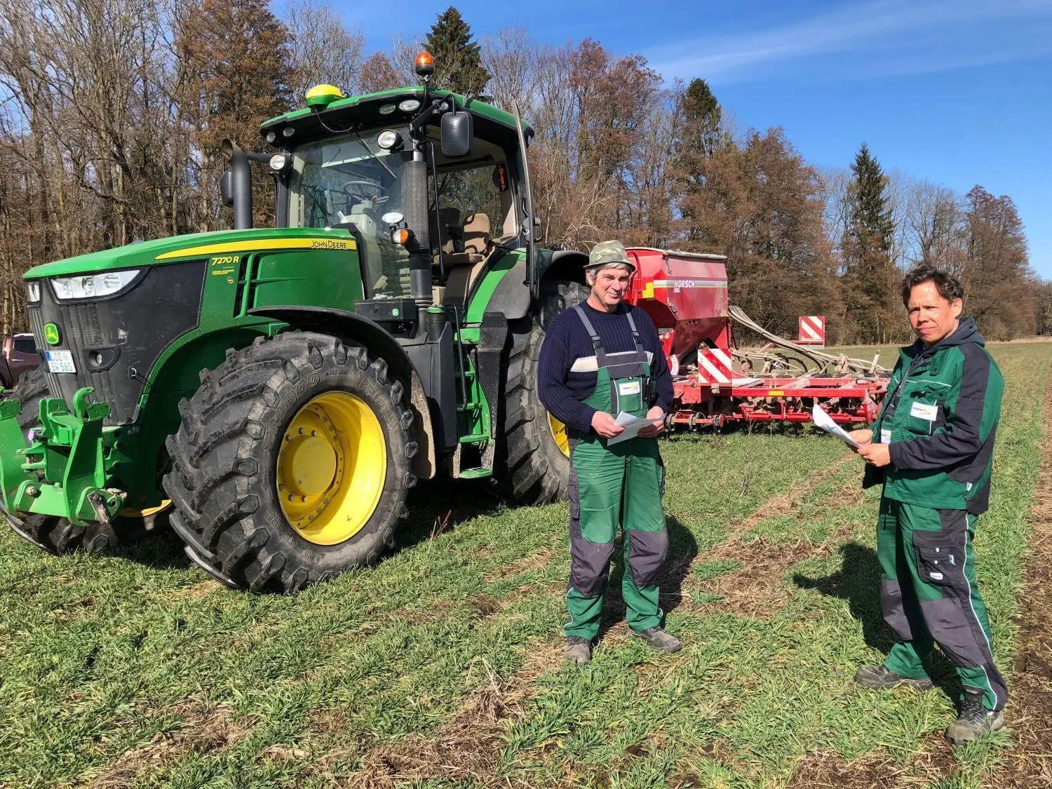 Start in die Frühjahrssaison: Bernhard Wollf (links) und Ronny Kaczmarek bei der Einsatzbesprechung auf einem Feld bei Steinhöfel