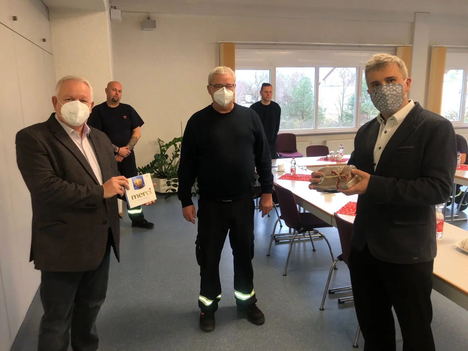 Oranienburgs Stadtverordnetenvorsteher Dirk Blettermann (links) und Bürgermeister Alexander Laesicke bedankten sich am Vormittag bei Frank Kolberg für die Einsatzbereitschaft der hauptamtlichen Kräfte.