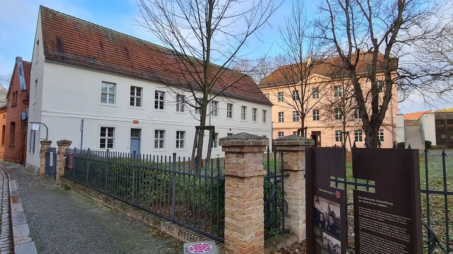 Der Gotthardtkirchplatz mit dem Saldern-Ensemble im November 2021.