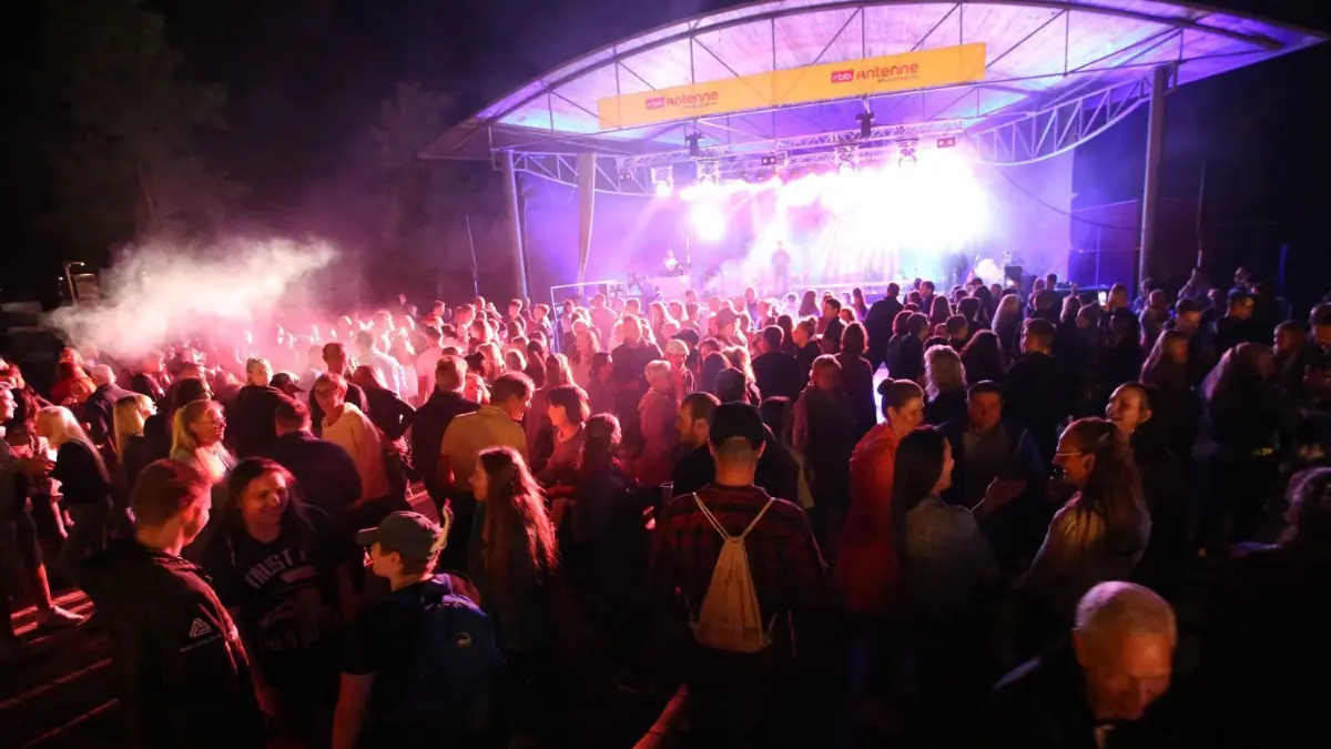 Finowfurt in Partylaune: Der Erzbergerplatz am Sonnabend (11. September) kurz vor 23 Uhr.
Flößerfest Finowfurt am 11.09.2021 Hier PArty auf dem Erzberger Platz Samstag kurz vor 23 Uhr.