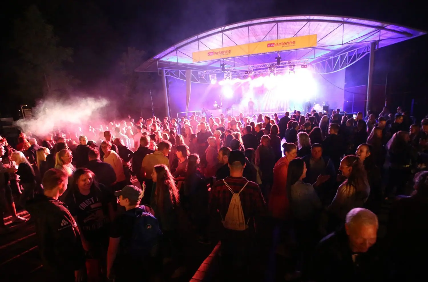 Finowfurt in Partylaune: Der Erzbergerplatz am Sonnabend (11. September) kurz vor 23 Uhr.