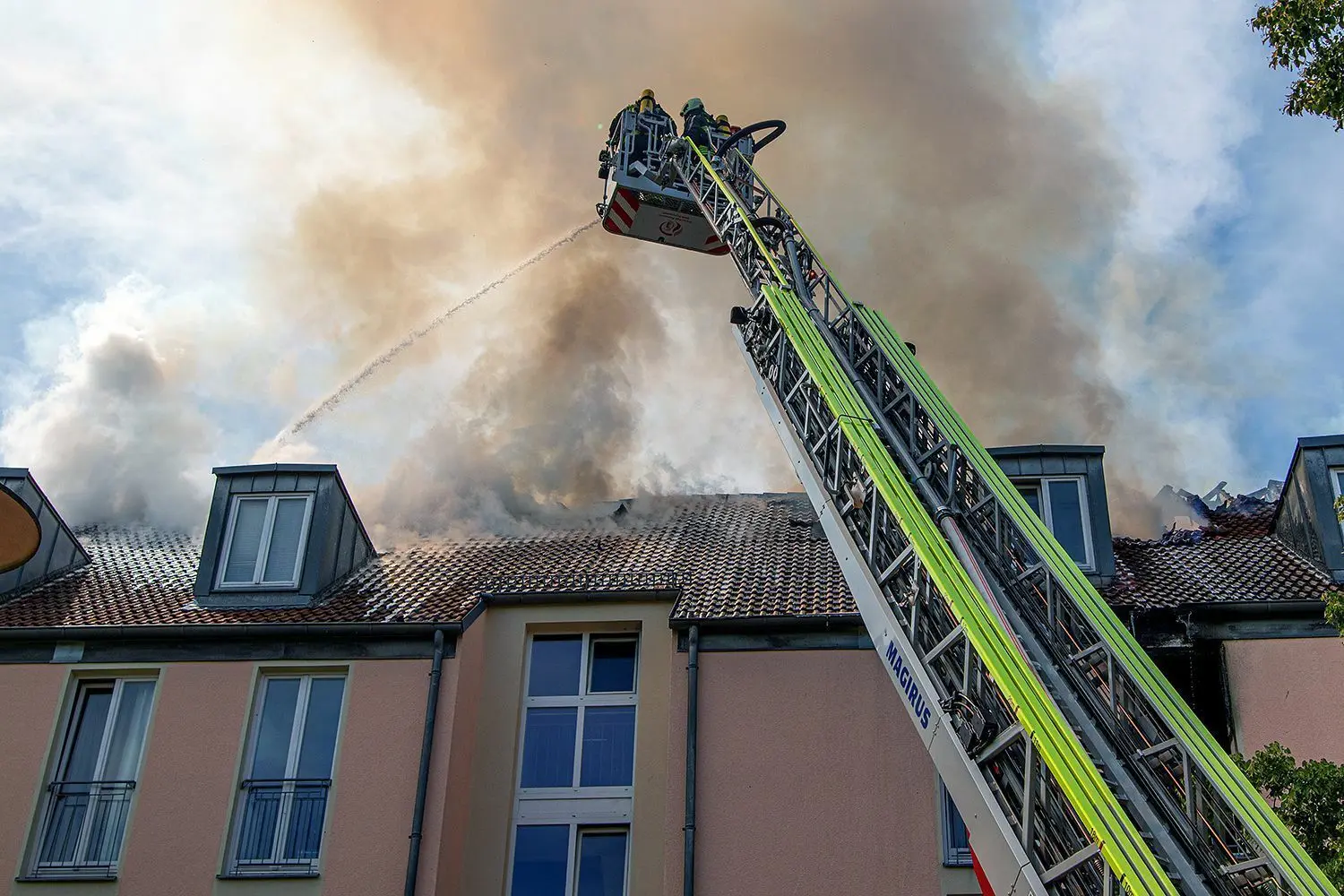 Das Feuer breitete sich schnell bis ins Dachgeschoss aus.