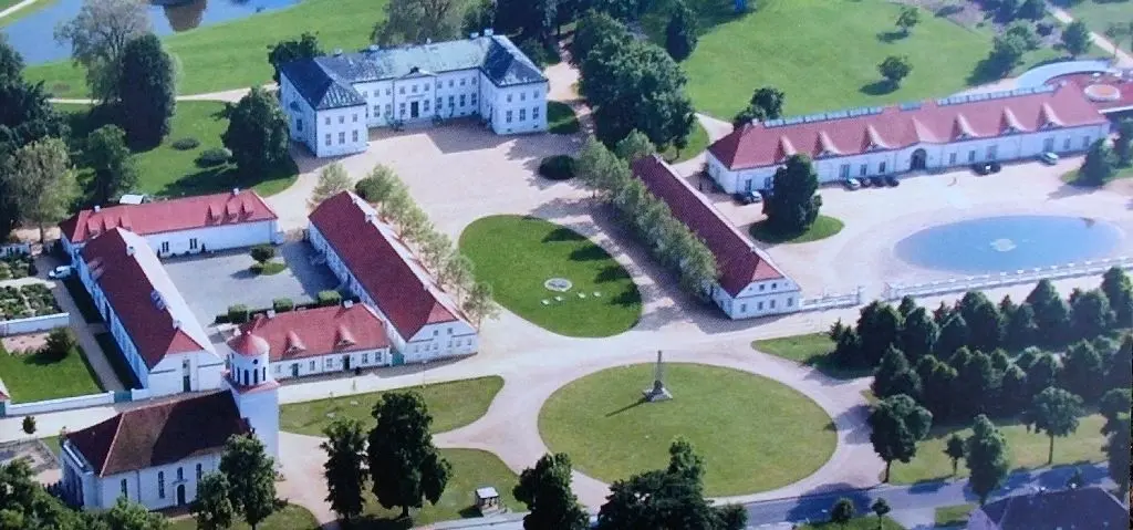 Blick von oben: Das Ensemble aus Schloss, Landschaftspark und Schinkel-Kirche schmückt das Deckblatt des Neuhardenberger Heimatverein-Kalenders 2020.