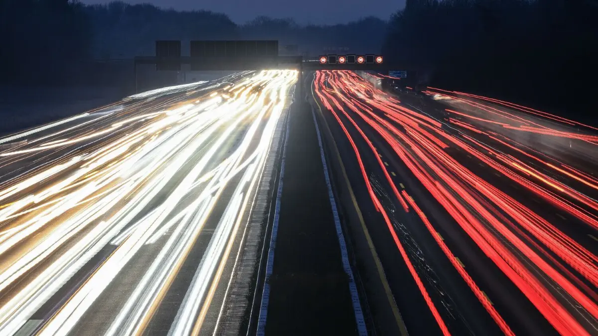 Stau auf den Straßen, überfüllte und unpünktliche Busse und Bahnen – Pendler haben es nicht leicht. Täglich sind sie unterwegs, um zur Arbeit oder wieder nach Hause zu kommen. In Oberhavel beträgt der durchschnittliche Arbeitsweg 23,2 Kilometer.
16.12.2022, Nordrhein-Westfalen, Leverkusen: Kraftfahrzeuge fahren am Morgen auf der A 3 über den Kölner Ring in der Nähe des Autobahnkreuz Köln Nord. (Foto mit Langzeitbelichtung) (Illustration zu "Die zehn Autobahnbaustellen mit höchstem Staurisiko 2023 in NRW") Foto: Oliver Berg/dpa +++ dpa-Bildfunk +++