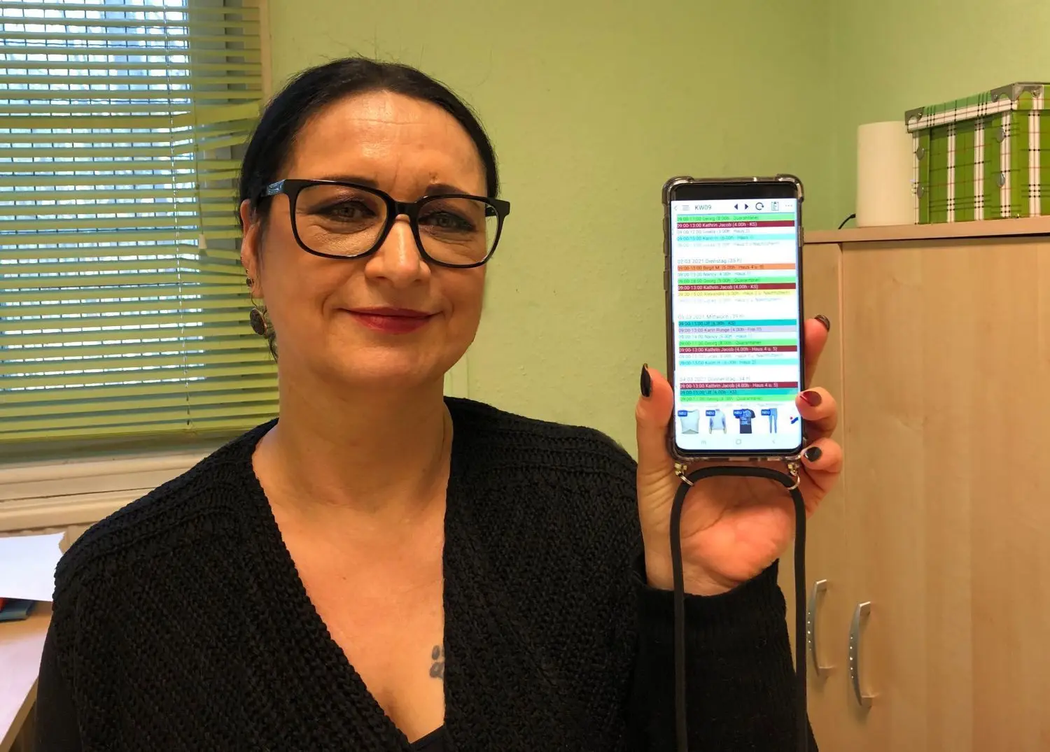 Digitaler Helfer: Alexandra Keil-Marzahn zeigt die Dienstplan-App. Die bunten Zeilen sprechen für viele Freiwillige.