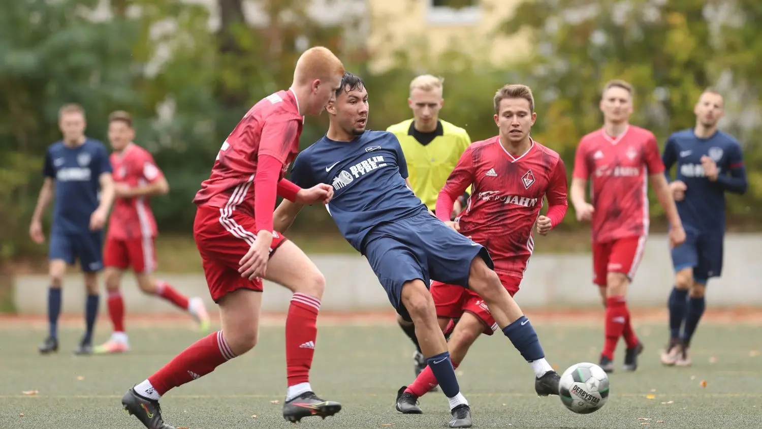 Viele Zweikämpfe: Der Bernauer Fabian Buzdayev (Mitte) kommt gegen Frankfurts Bartosz Donigiewicz (links) zum Abspiel.