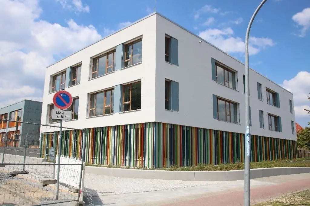 Das neue Schulgebäude in Dallgow von außen. Die Bauarbeiten an der Steinschneider-Straße sollen bis zum Beginn des neuen Schuljahres abgeschlossen sein.