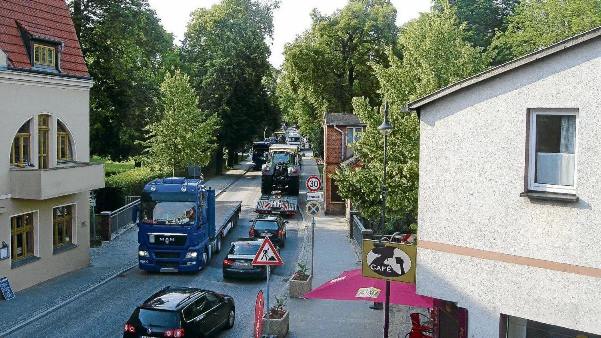 Die verstopfte B-96-Ortsdurchfahrt im Berufsverkehr ist für jedermann eine Belastung. Bei Alternativen scheiden sich die Geister.
ZDF dreht in Fürstenberg
wegen Bau der B 96 neu
ZDF-Interwiev mit Fuerstenberger Buergerinitiative -B96 raus!-
Am 12.09. trafen sich drei engagierte ZDF- Mitarbeiterinnen unter der Leitung der bekannten Reporterin Frau Antje Klingbeil
mit sieben Kaempfern der BI. Sie waren sichtlich beeindruckt von dem lauten, stinkenden KFZ-Verkehr, besonders dem belastenden LKW-Durchgangsverkehr. Ihre Fragen wurden von Ina-Maria Raschen sehr emotional, von Jochen Kuehn und Horst Adler fachlich kompetent und auch von Gerd Palm, Bernd Walczynski und Dieter Ihden sowie dem Ehepaar Adler beantwortet.
Foto: privat