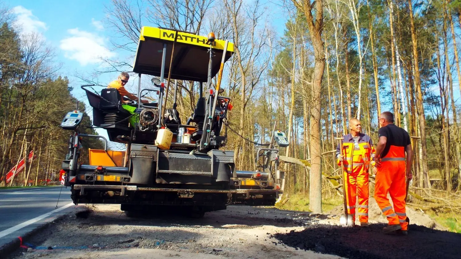Damals hatte der Bund noch genügend Geld: 2017 wurde der Radweg an der neuen B-96-Brücke nördlich von Dannenwalde von der Firma Matthäi errichtet. Er endet leider im Nirwana. Denn nördlich der Brücke in Richtung Gramzow müssen Radler theoretisch wieder auf die Fahrbahn der Bundesstraße einschwenken. Was lebensgefährlich sein kann. Viel Geld, das der Bund für einen Schildbürgerstreich ausgegeben hat?