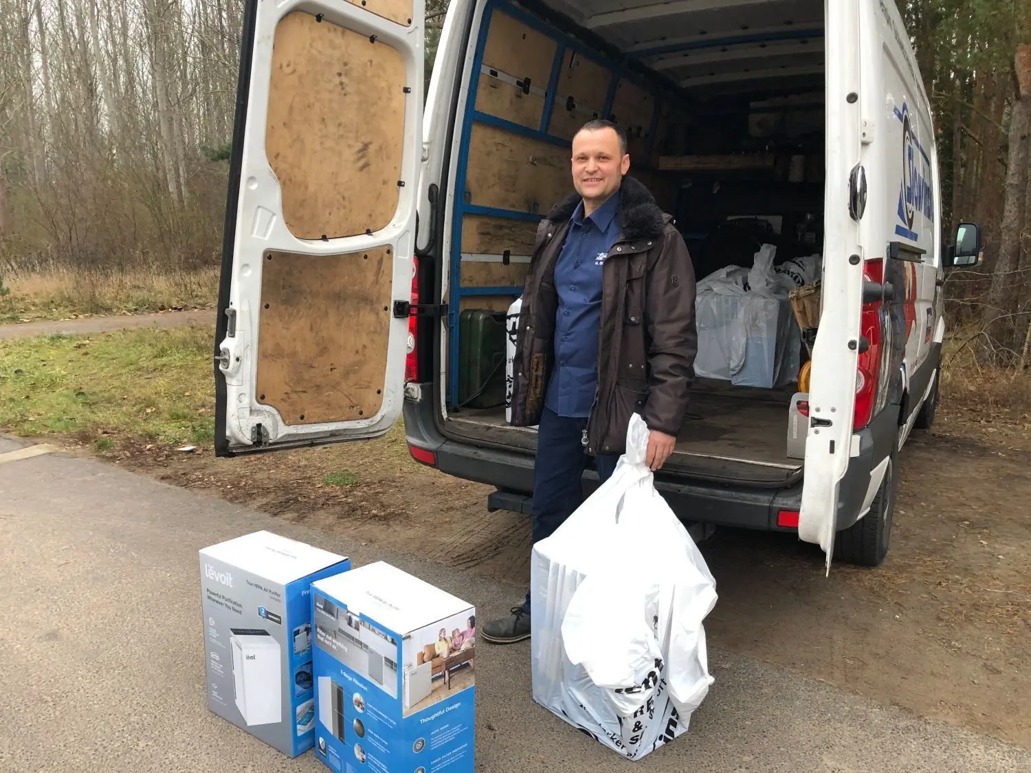 Acht Luftreiniger im Gepäck: Michael Eichendorff (42), Filialleiter der Templiner Firma Reifen- und Autoservice Slowinski am Standort in Eberswalde, bringt die Unternehmensspende an die Grundschule Britz.