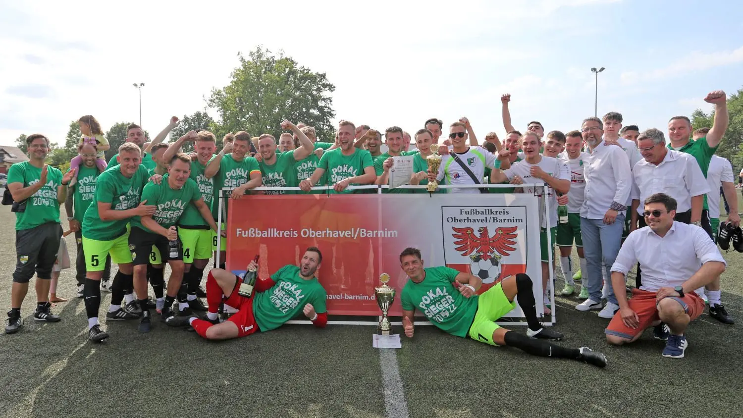 Jubelnde Sieger: Die SG Einheit Zepernick hat den Pokalwettbewerb Oberhavel/Barnim gewonnen. Sie besiegte den SV Mühlenbeck mit 6:0.