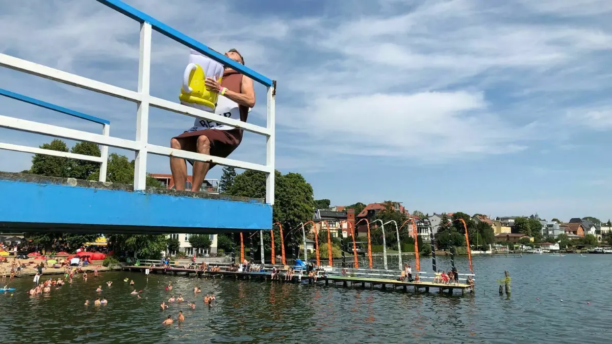 Abheben im Bierkostüm - natürlich mit einer vollen Maß.
Müggelmortale 2022 im Seebad Friedrichshagen: Dennis springt im Bier-Kostüm in den Müggelsee