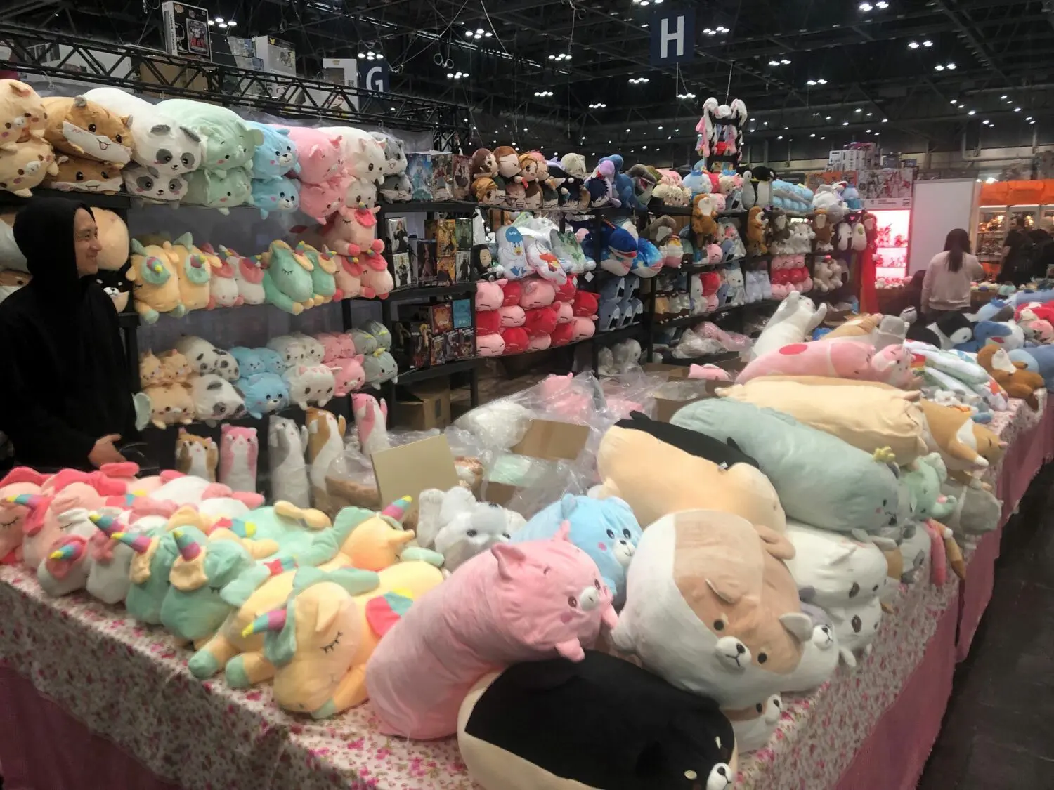 Gehört in Leipzig auch zur Buchkultur dazu: Messestand im Manga-Comic-Con-Bereich mit Plüschtieren, die beliebten Manga-Figuren nachempfunden sind.