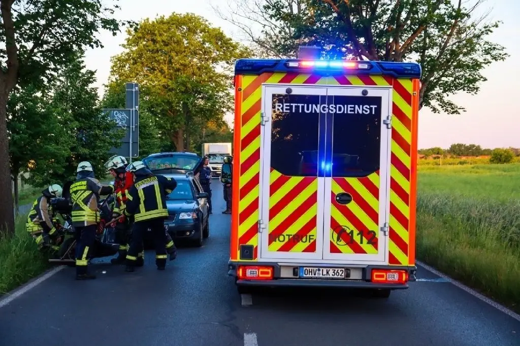 Der schwere Unfall ereignete sich am Montagabend auf der B96a zwischen Schönfließ und Bergfelde. Die Straße blieb rund eine Stunde gesperrt.