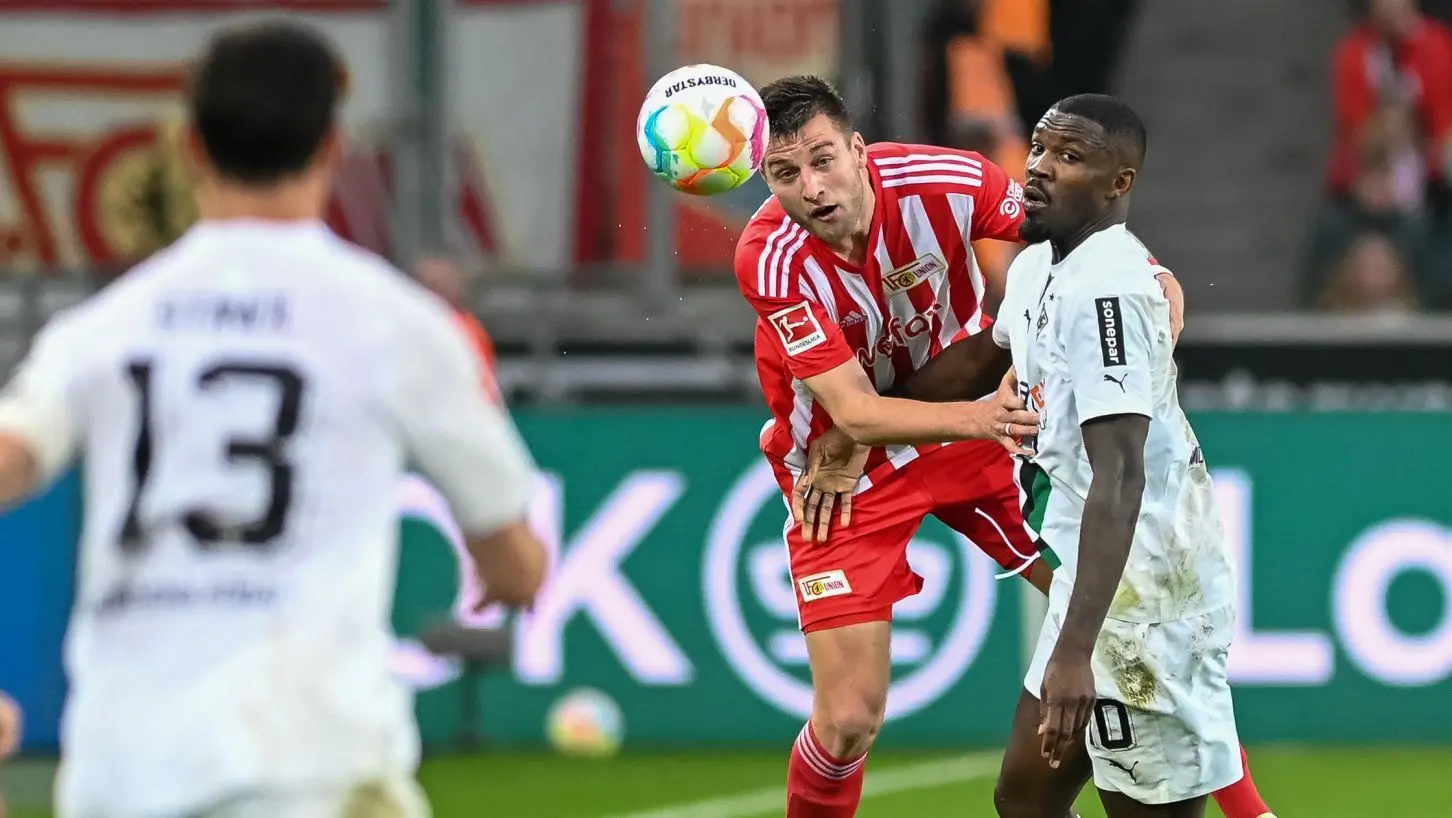 Robin Knoche von Union Berlin ist in dieser Szene eher am Ball als der Mönchengladbacher Marcus Thuram.