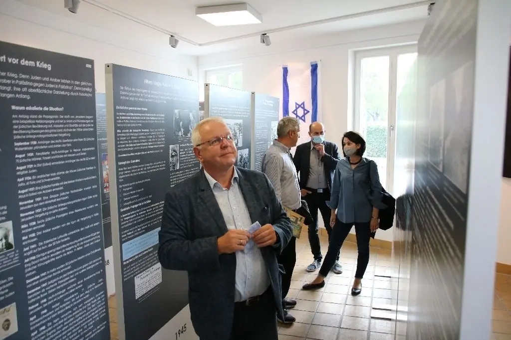 Dirk Blettermann und weitere Gäste schauten sich die Ausstellung an.