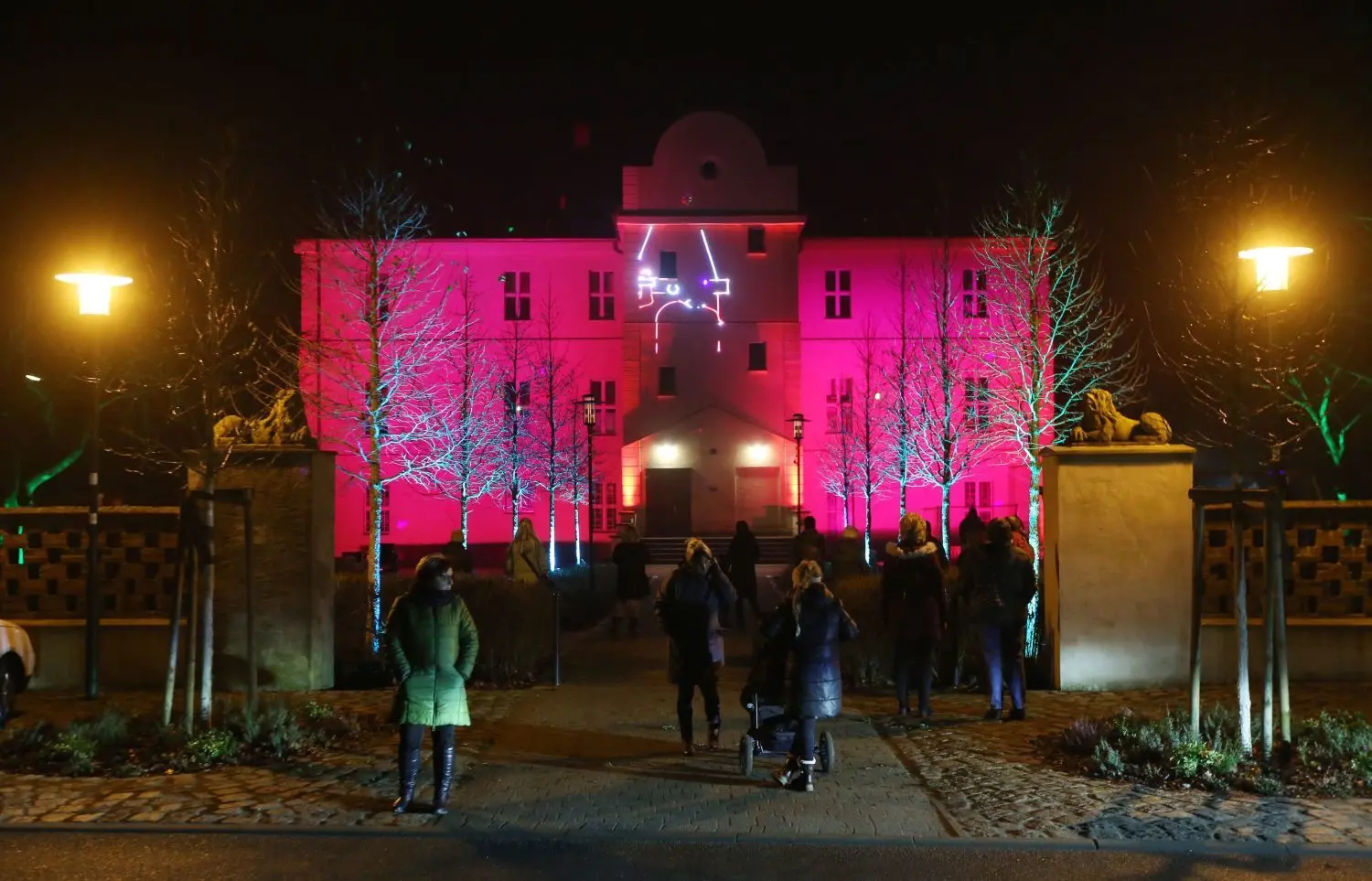 Das angeleuchtete Schloss Lichterfelde mit Laserprojektion an der Fassade.
