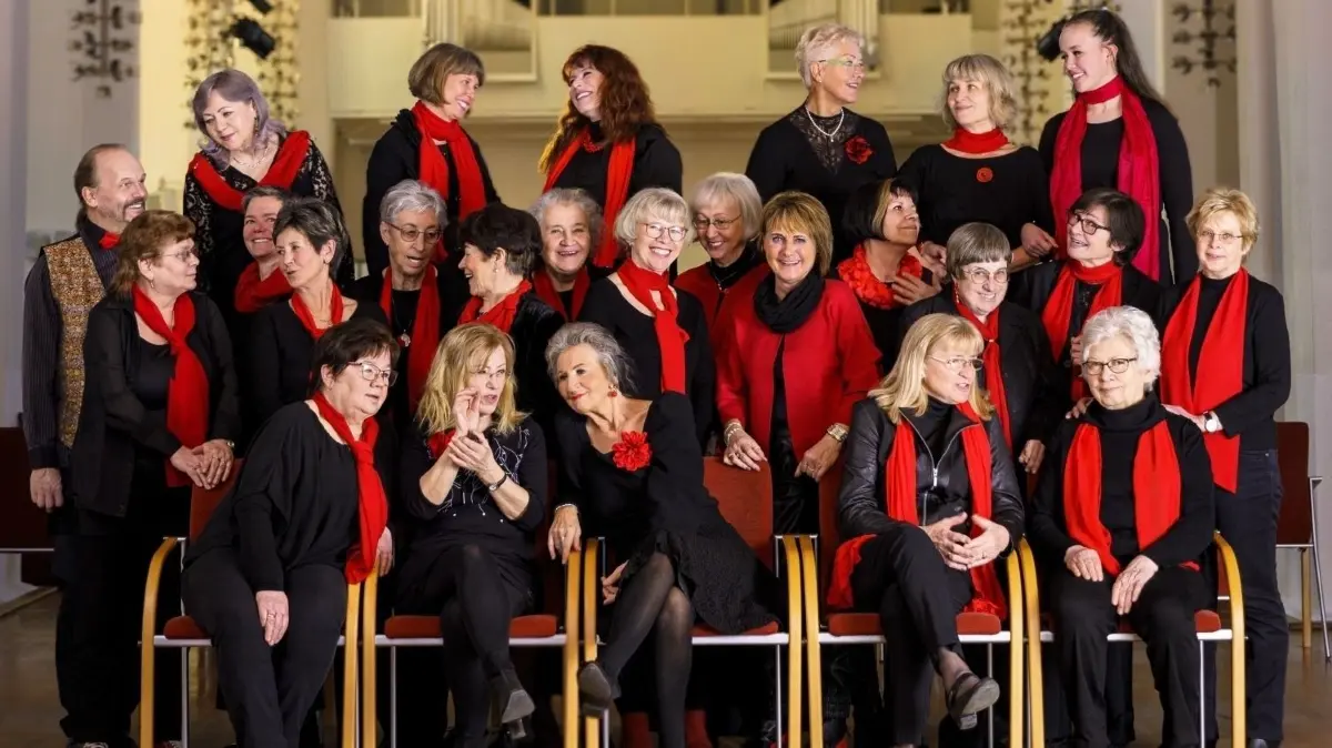 Musikalische Weihnachten: Der Frauenkammerchor Frankfurt (Oder), der von Lutz Matthias Müller geleitet wird, gibt am Freitagabend ein Weihnachtskonzert in der Nikolaikirche in Eisenhüttenstadt, Ortsteil Fürstenberg (Oder).
Frankfurt (Oder). Frauenkammerchor, Leitung: Lutz Matthias Müller. Foto von 2023. Foto: Johannes Franke/Maja-Lynn Makowski Pressefoto