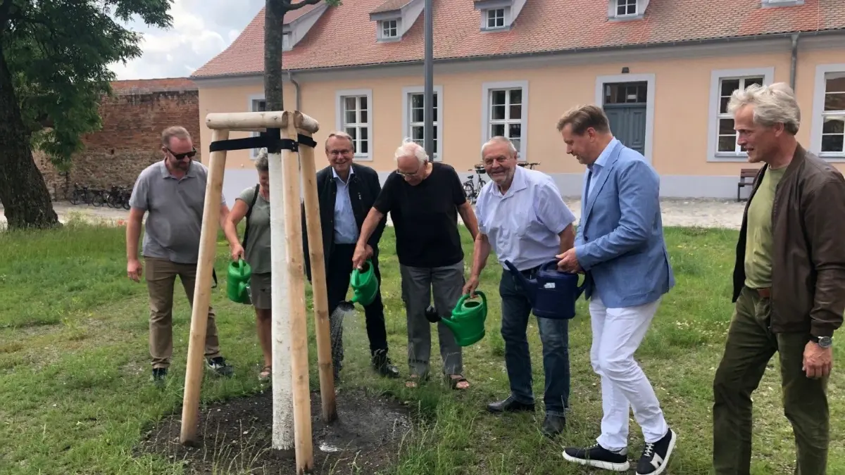 Die Eiche für die Zukunft. Beim kleinen Fest aus Anlass der Fertigstellung der Burgaußenanlagen haben vier Landräte die neu Stieleiche angegossen. Die ehemaligen Amtsinhaber Dr. Jürgen Schröter und Manfred Zalenga, der amtierende Landrat Rolf Lindemann und sein bereits gewählter Nachfolger Frank Steffen.
Die Eiche für die Zukunft. Beim kleinen Fest aus Anlass der Fertigstellung der Burgaußenanlagen haben vier Landräte die neu Stieleiche angegossen. Die ehemaligen Amtsinhaber Dr. Jürgen Schröter und Manfred Zalenga, der amtierende Landrat Rolf Lindemann und sein bereits gewählter Nachfolger Frank Steffen.