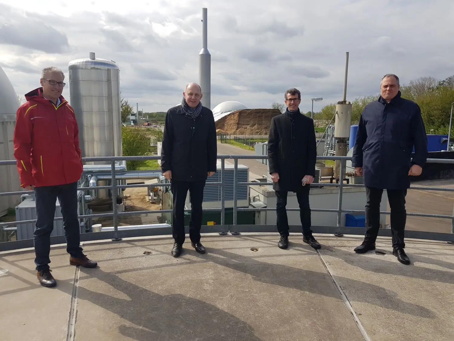 Projektleiter Thomas Borchers, Landrat Roger Lewandowski, Arnd von Moers, Projektleiter bei der Gasag und Nils Boenigk von der EMB Energie Mark Brandenburg GmbH (v.li.) im Energiewendelabor in Ketzin/Havel.