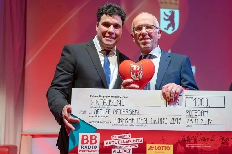 BB RADIO-Morgenshow-Moderator und Laudator Alex Purrucker mit "seinem Helden" Detlef Petersen (re.) bei der Verleihung in Potsdam.