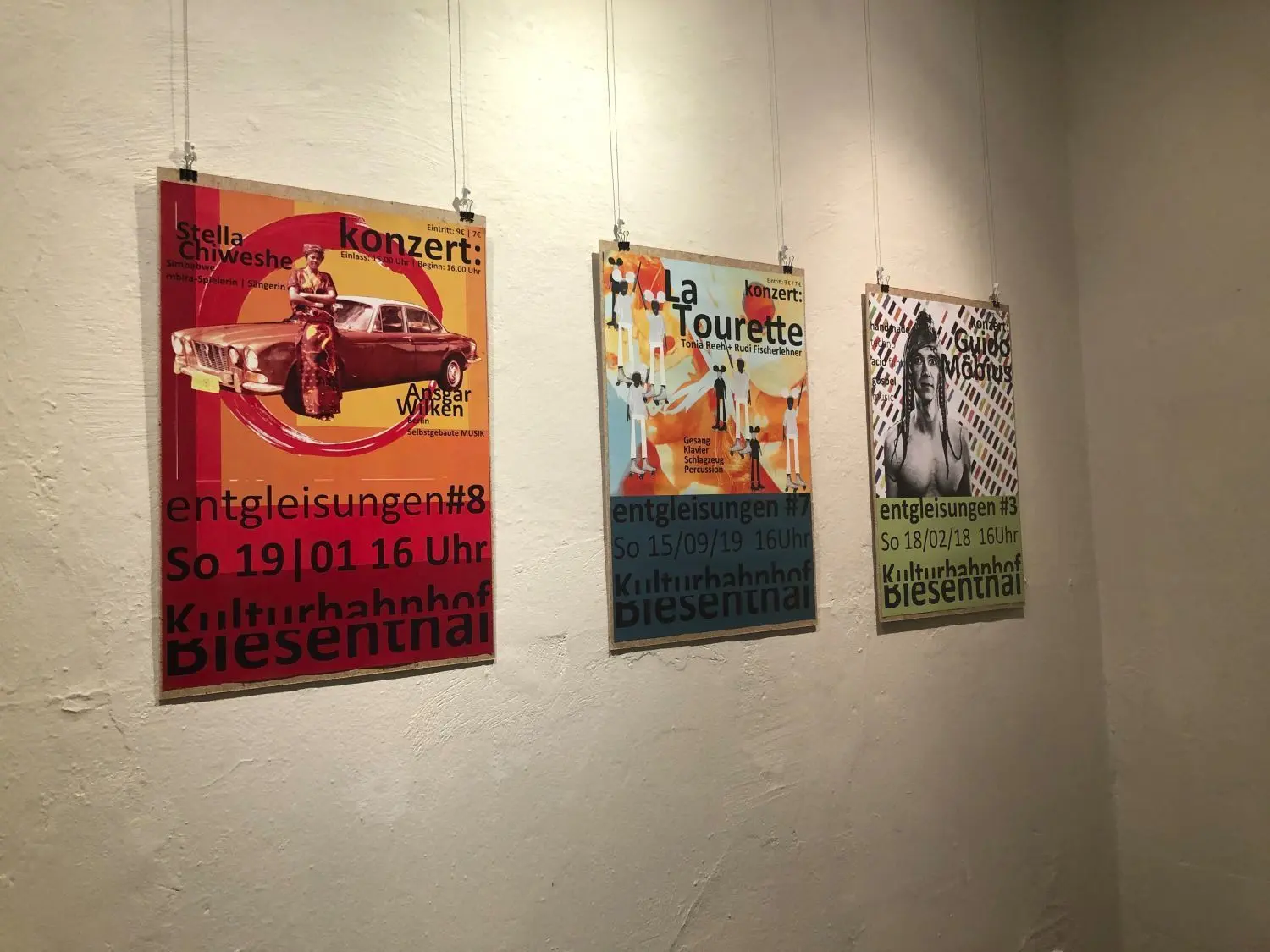 Dekorativ: An den Wänden des Kulturbahnhofs sind alte Plakate zu finden. Mit den hier abgebildeten wird für die Konzertreihe #entgleisungen geworben, die 2017 zum ersten Mal stattfand.