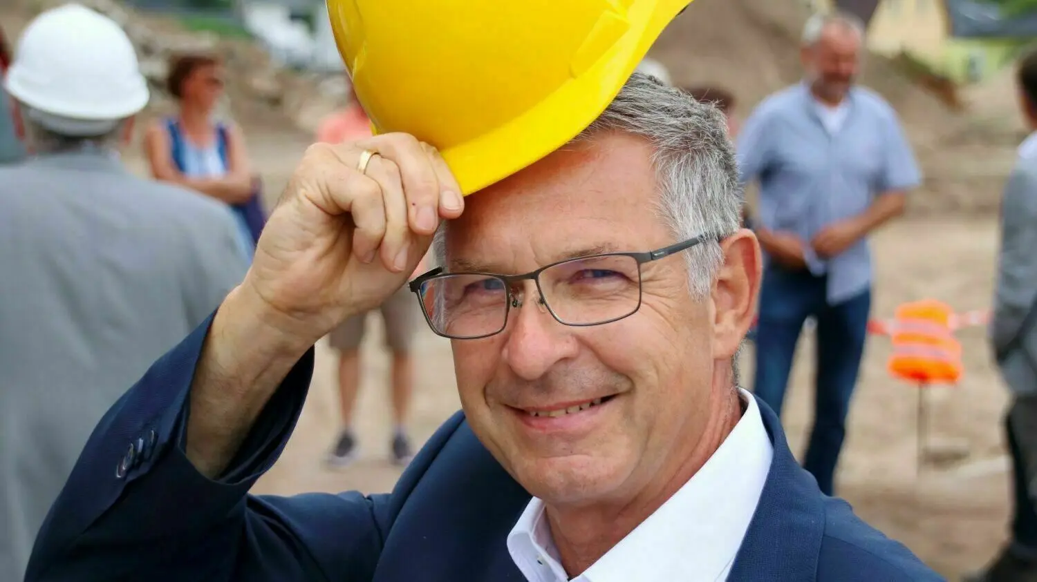 ... und sagt Adieu. Die Nachricht von Bürgermeister Alexander Laesicke (parteilos) kam für viele Stadtverordnete wohl überraschend.
