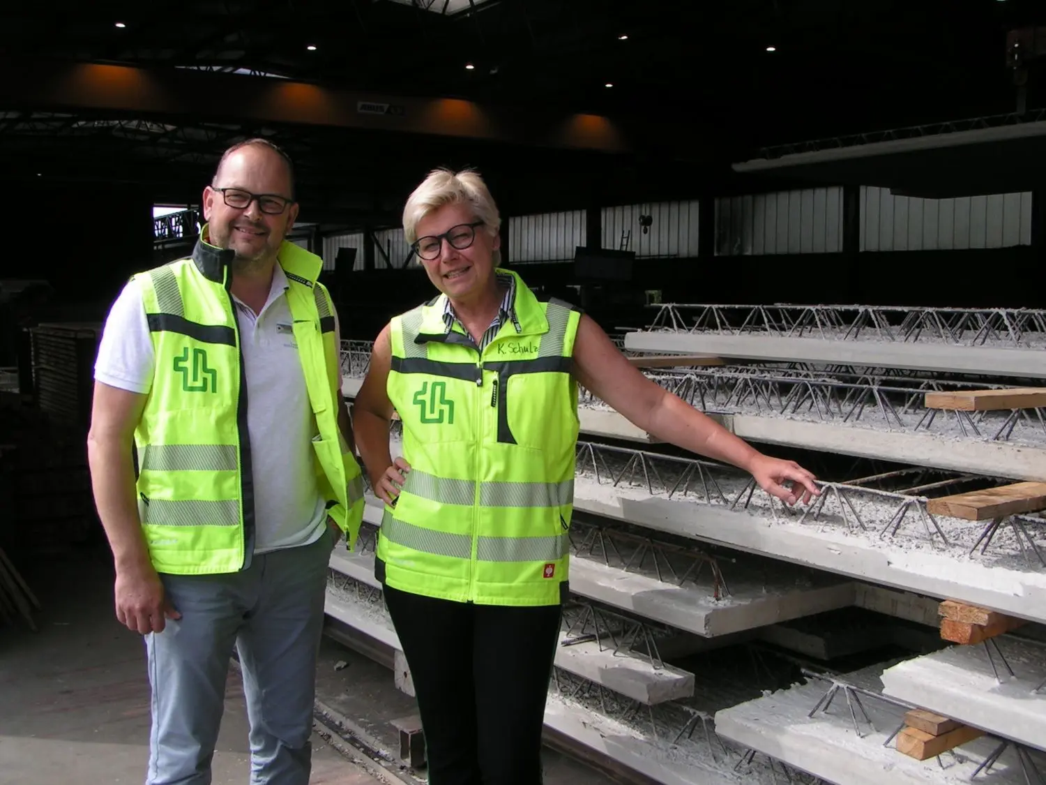 Bei der Firma Thomas Betonbauteile entstehen halbfertige und fertige Teile für den Gebäudebau wie Decken und Balkone. Geschäftsführer Anko Menne und Werkleiterin Katrin Schulz haben sich beide im Unternehmen hochgearbeitet.