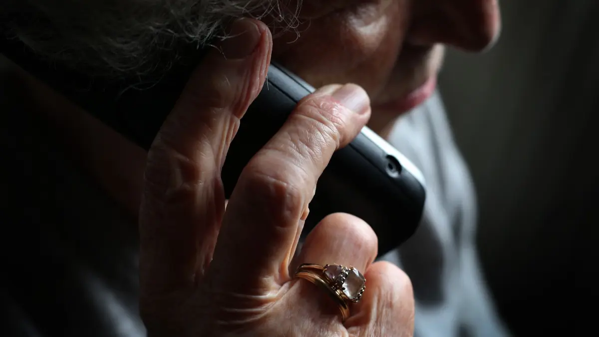 Ältere Frau telefoniert — Schockanrufe nehmen zu: ARCHIV - 11.10.2019, Bayern;Nordrhein-Westfalen, Würzburg: Vor allem Seniorinnen und Senioren sind Ziel von Betrugsdelikten nach dem «Enkeltrick». Immer öfter wird eine Kaution verlangt, um Familienangehörige vor dem Gefängnis zu bewahren. (zu dpa: «Betrugsfälle mit dem «Enkeltrick» nehmen sprunghaft zu») Foto: Karl-Josef Hildenbrand/dpa +++ dpa-Bildfunk +++