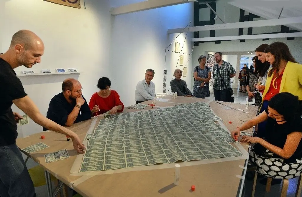 Spur der Scheine: Künstler Edordo Teddo (links) baut bei der Vernissage zu "Did vou mean Bauhaus" an seinem Drachen aus Ein-Dollar-Noten.