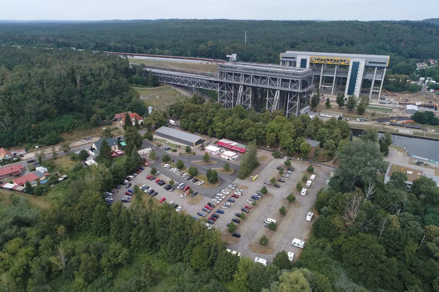 Aus einer Attraktion mach zwei: Vorn das alte, hinten das neue Schiffshebewerk und ganz vorn der Besucher-Parkplatz. Künftig regelt eine kommunale Gesellschaft den Tourismus, der mit Eröffnung des neuen technisch noch eindrucksvolleren „Bootsfahrstuhls“ nicht abreißen dürfte.