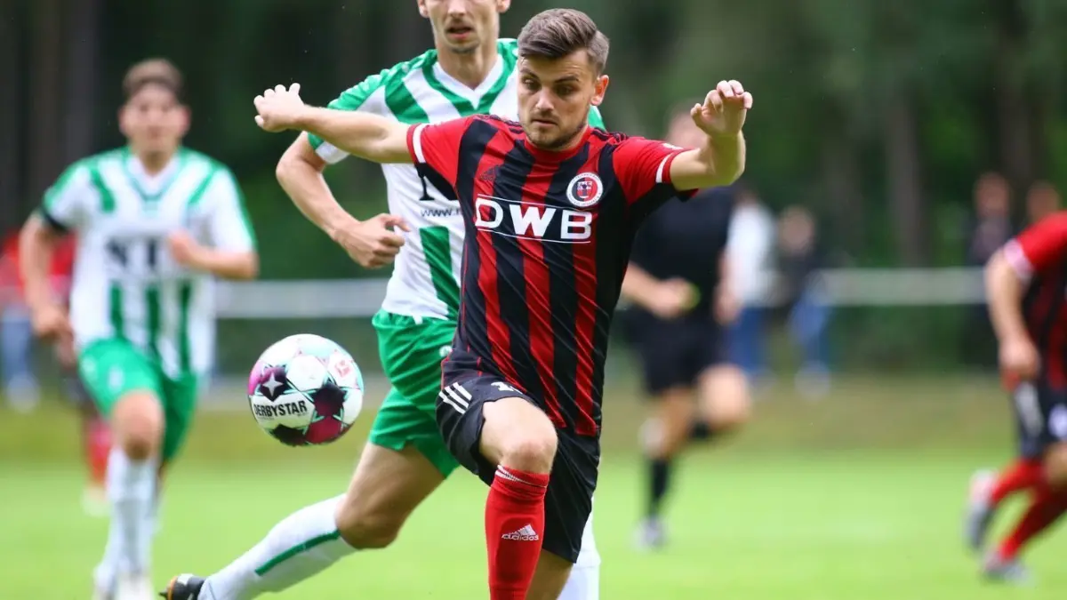 Schussbereit: Tarik Wenzel nimmt Maß und schüttelte zuvor den Alt Ruppiner Steven Goetsch ab.
Fußball Landesliga Eintracht Alt Ruppin gegen Neustadt2:1