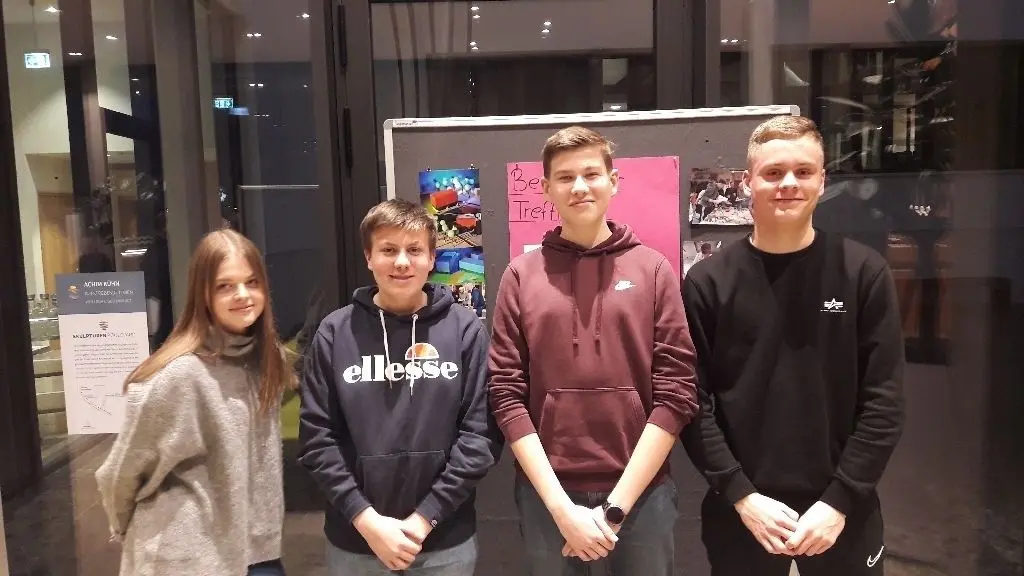 Dilara Calihiran, Johann Braune, Til Butenschön und Lewin Witt (von links) haben sich Gedanken zum Gelände an der Bergfelder Feuerwehr gemacht. Sie schlagen dort einen Begegnungsort für verschiedene Generationen vor.