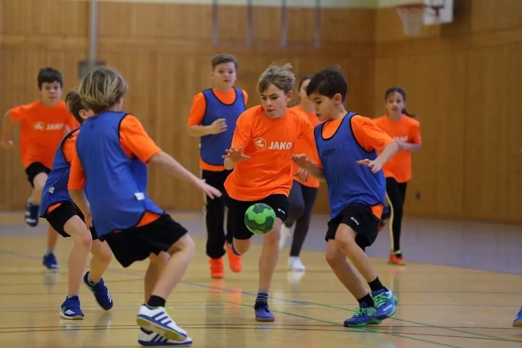 Beifall für den Handballnachwuchs: Nach dem internen Vereinsduell gab es Applaus von den Turnier-Männern für das engagierte Spiel der jungen Wandlitzer.
