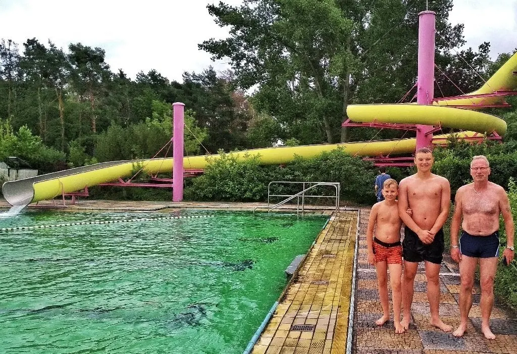 Auch wenn das Naturbad Premnitz in diesem Jahr weniger Besucher zählt: Familien ist der Badespaß, auch dank der Rutsche, garantiert.