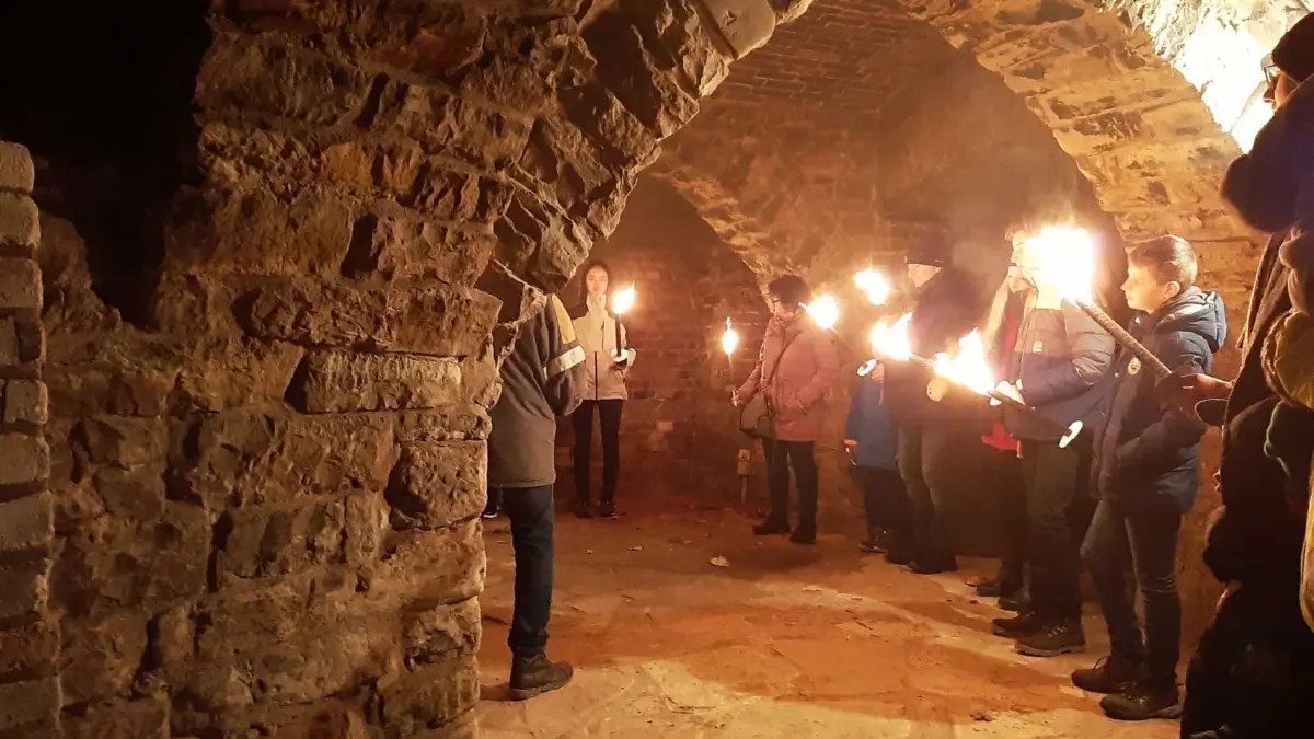 Bei der Fackelwanderung im Museumspark erkunden Kinder und Jugendliche die Bauwerke in einer ganz besonderen Atmosphäre.
Fackelwanderung