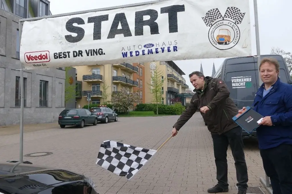 Landrat Ralf Reinhardt durfte die Startfahne schwingen.