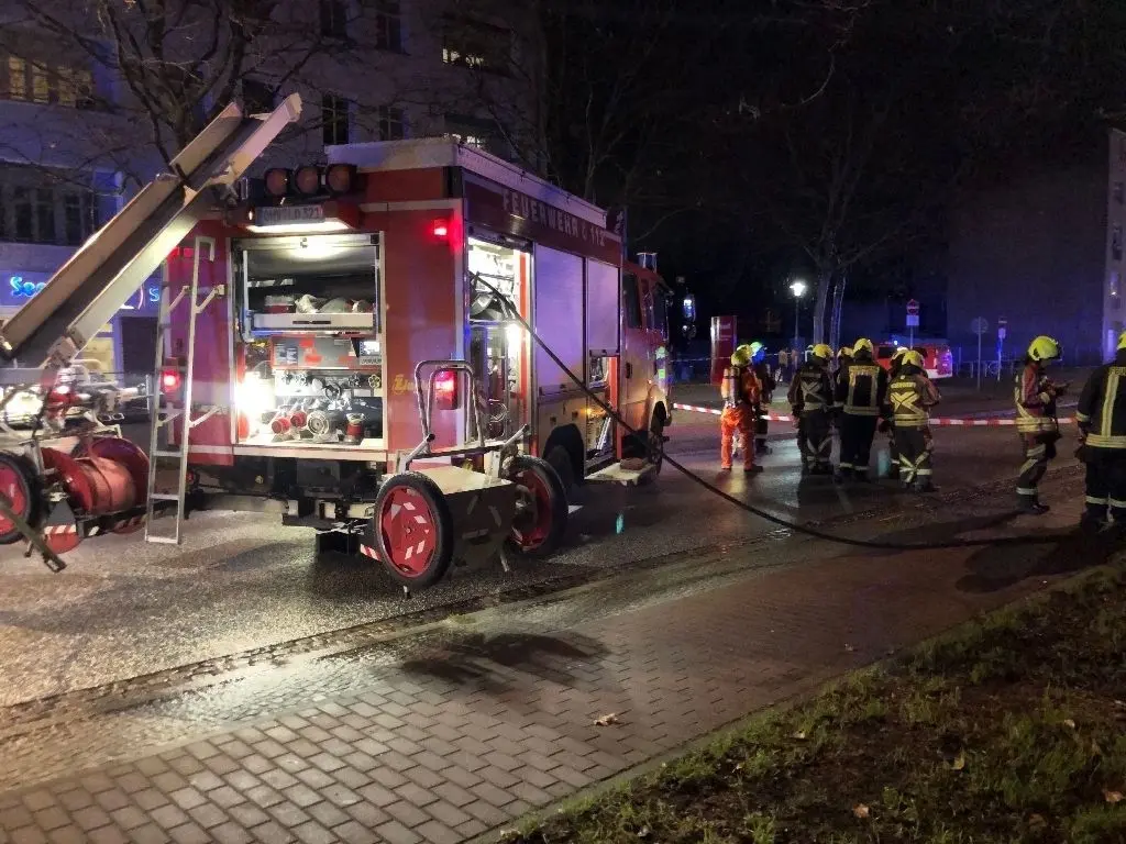 Die Feuerwehr war bis Freitag gegen 2.40 Uhr mit rund 60 Kräften im Einsatz.