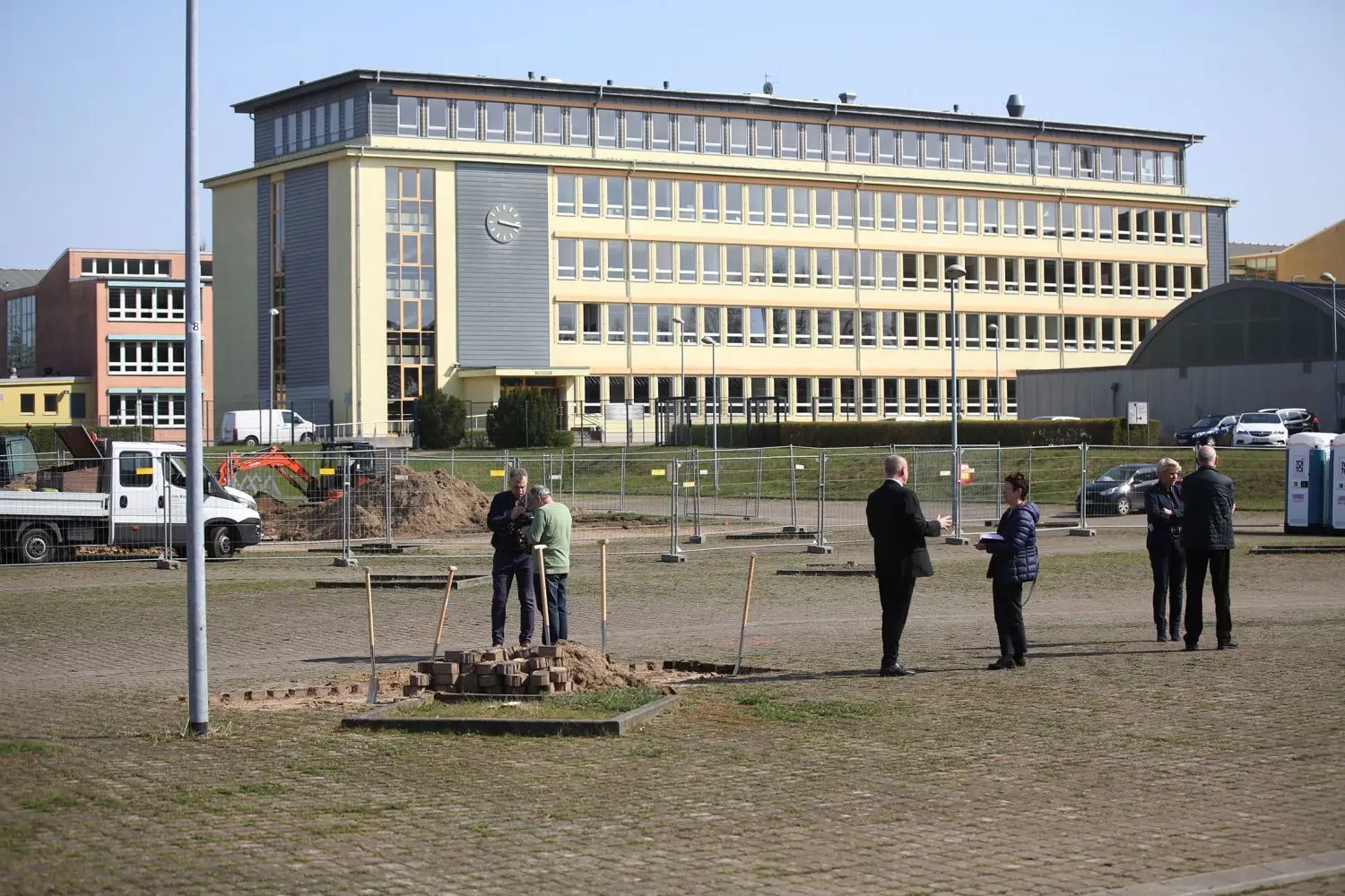 Das neue Ärztehaus entsteht auf einer Teilfläche des Oberstufenzentrums. Dadurch fallen Stellflächen weg. Als Ausgleich wird (im Hintergrund zu sehen) bereits ein neuer Parkplatz für die Lehrer und Schüler angelegt.