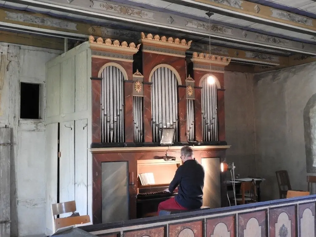 Kantor Winfried Kuntz ließ die Orgel erklingen. Sie ist vom Holzwurm stark geschädigt.