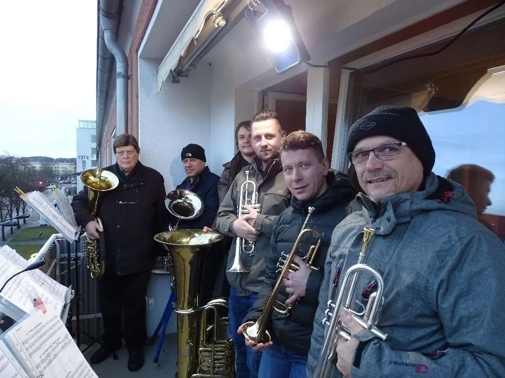 Klänge von oben: Was 1978 begann, setzten diese sechs Musiker mit dem Turmblasen in der Lindenallee fort.