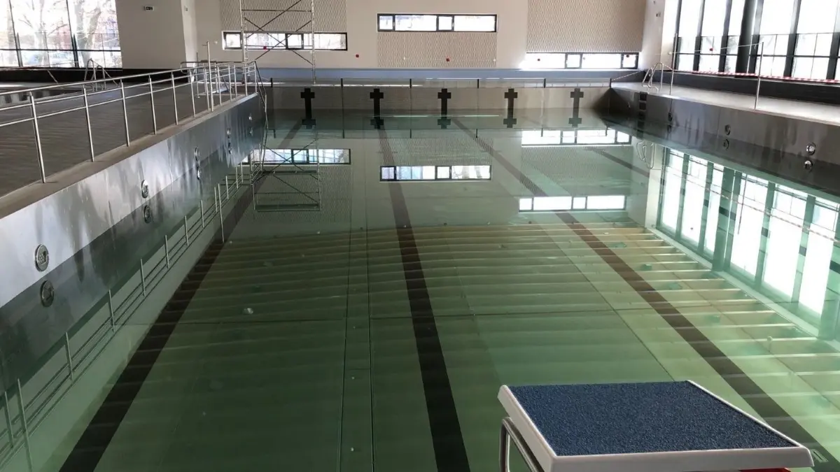 In diesem Schwimmbecken vom Stadtbad in Hennigsdorf ist ein Badegast leblos gefunden worden.
neue Schwimmhalle Schwimmbad Stadtbad Funktionslschwimmbad Hennigsdorf Birgit Tornow-Wendland Barbara Sachtleben