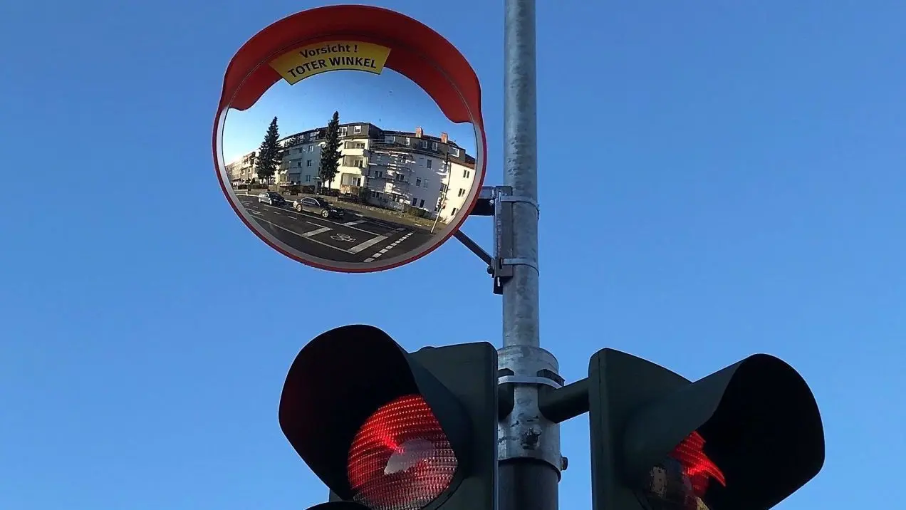 Vorsicht, toter Winkel! Ein sogenannter Trixi-Spiegel macht auf der Kreuzung Weinbergweg/Damaschkeweg in Frankfurt (Oder) Radfahrer besser sichtbar. Könnte mit solchen Spiegeln auch die Todeskreuzung in Eisenhüttenstadt sicherer gemacht werden?