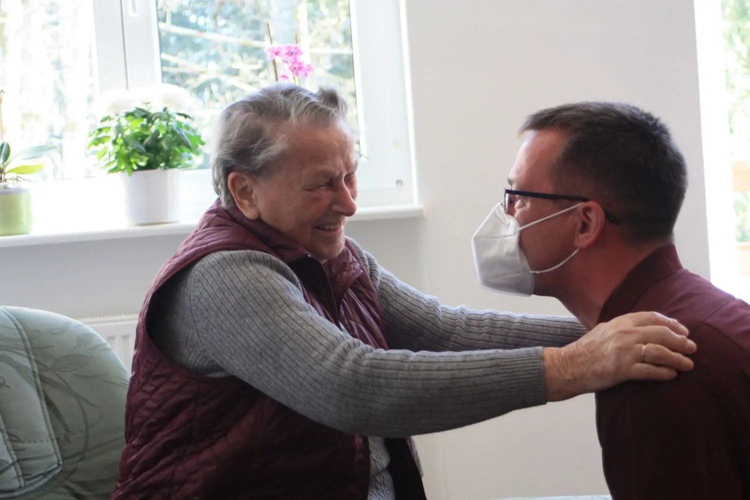 Renate Galle im Glück. Sie ist gemeinsam mit ihrem Mann Erich - nach drei Jahren räumlicher Trennung - in die Senioren-WG eingezogen.  Pflegedienstleiter Mirko Eulert wird dafür liebevoll in die Arme geschlossen.