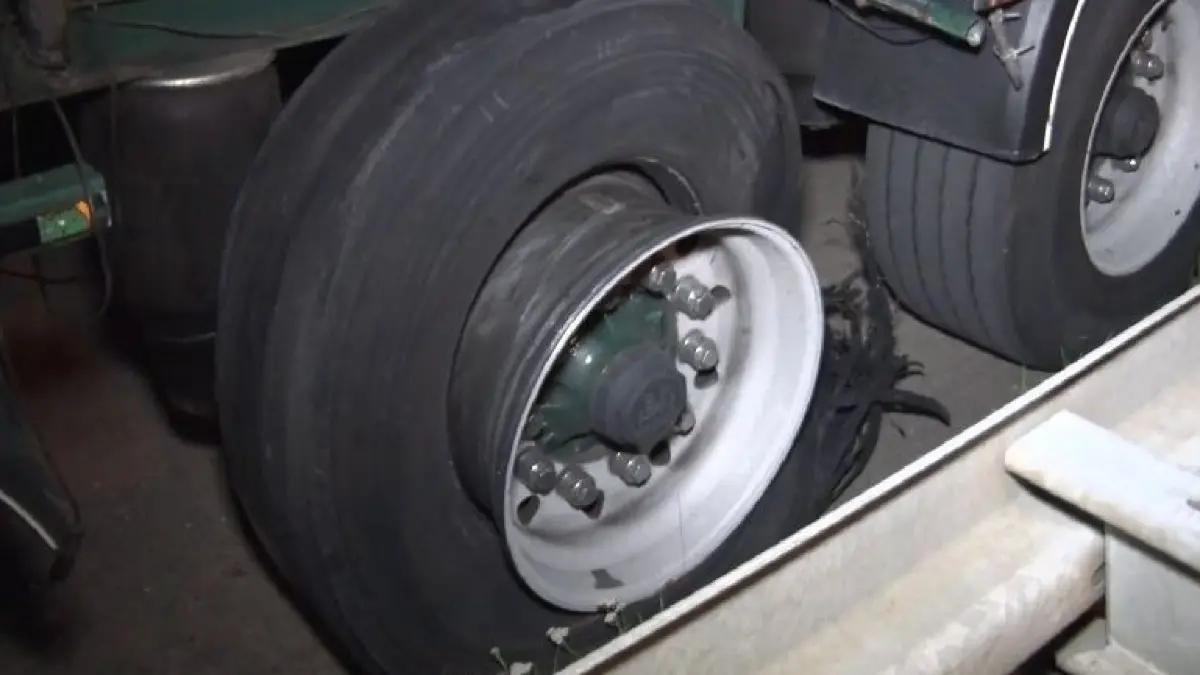 Ein geplatzter Reifen eines Lkw verursachte den Massencrash.