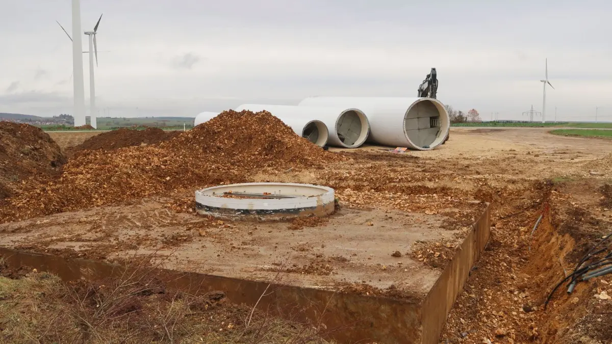 Der Meißelbagger kann kommen: Die Fundamente der alten Windkraftanlagen sind schon freigelegt.⇥
Rückbau WEAs bei Gussenstadt
