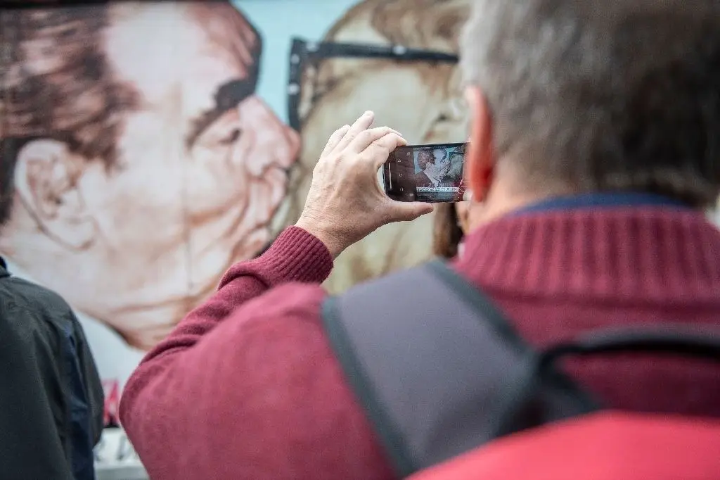 Touristenmagnet: Eines der bekannteren – und für Handyfotos beliebten – Motive an der East Side Gallery im Friedrichshain ist der "Bruderkuss" vom Künstler Dmitri Wrubel.