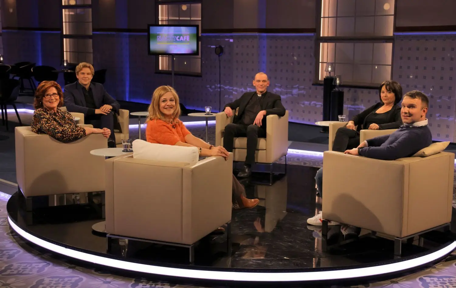 Petra Wolf im Nachtcafé: Petra Wolf (l.), Tina Eschmann-Degener, Albrecht Roebke, Psychologin Angelika Kallwass  und Thomas Zawitkowski (v.l.) waren am 19. März 2021 die Gäste beim SWR-Nachtcafé von Michael Steinbrecher (2.v.l.).