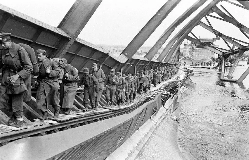 Blick auf die zerstörte und notdürftig instandgesetzte Tangermünder Brücke.