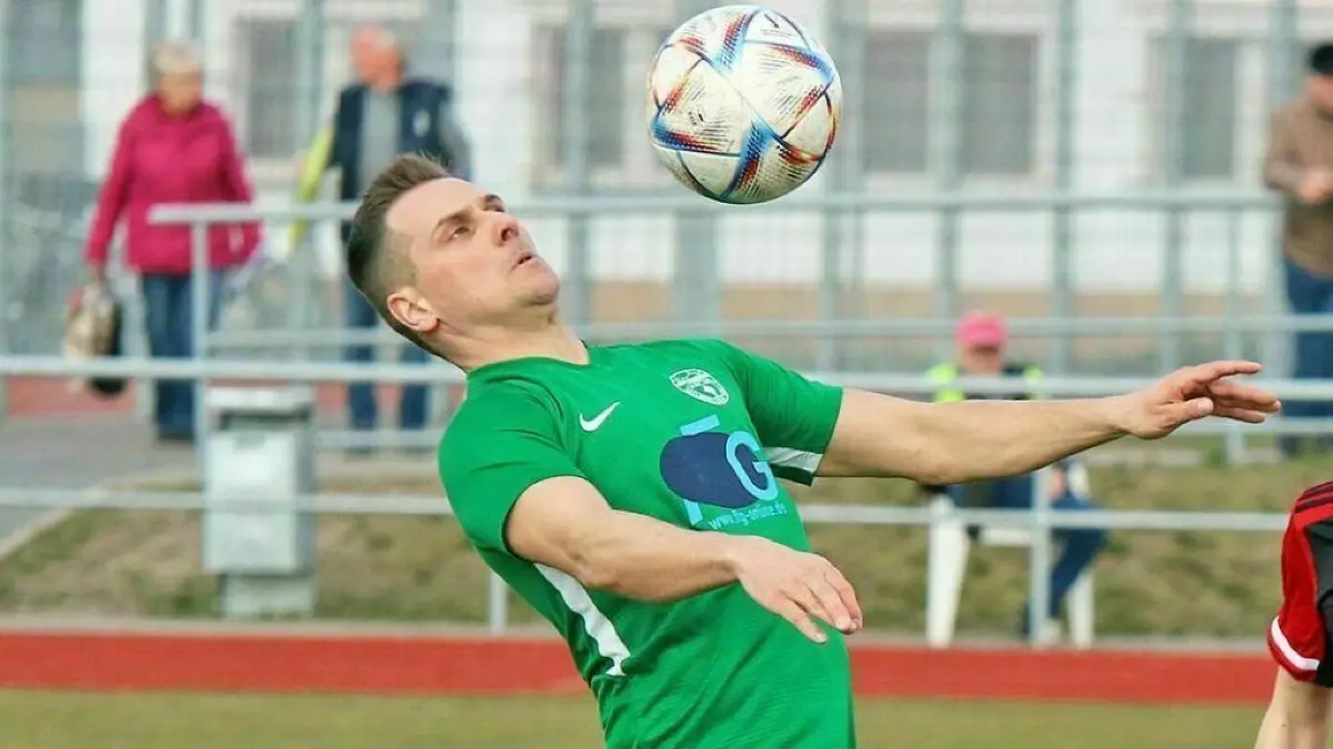 Techniker par excellence: Wenn Ron Haß (in Grün, hier gegen Lukas Thormann) ans Leder kommt, wird es gefährlich. Auf 15 Tore kommt der Routinier vom Birkenwerder BC. Einer ist in der Torjägerliste jetzt aber vorbeigerutscht.
Saison 2022/2023
Fußball
Landesliga Neustadt gegen Birkenwerder